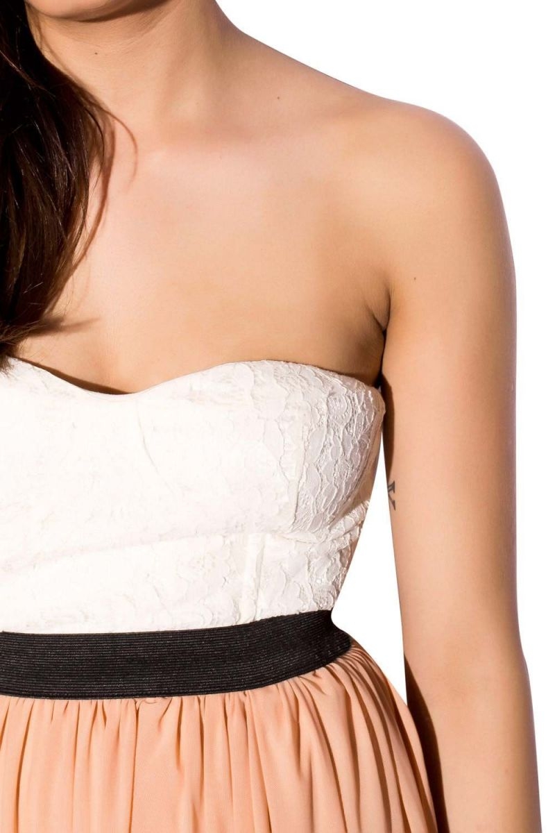 vestido corto skater con falda de vuelo color coral y corpiño blanco